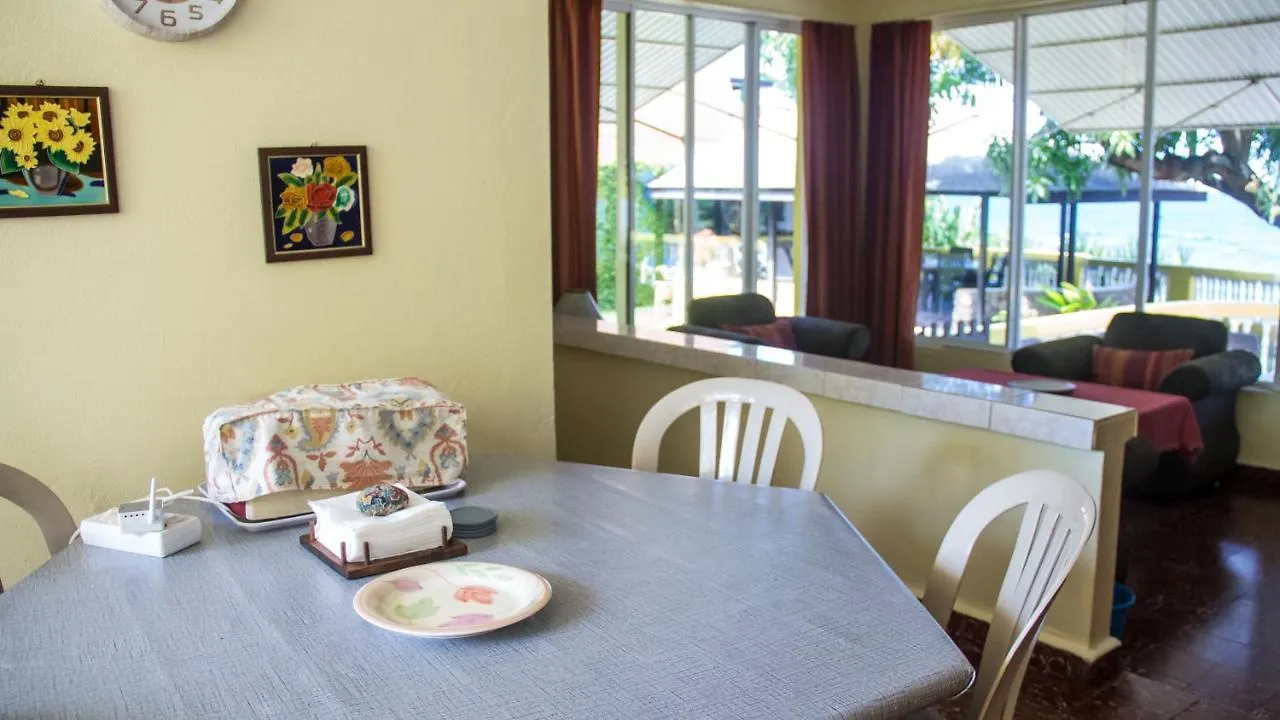 House Of Erabo Otel Runaway Bay Konukevi