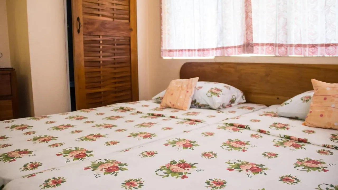 House Of Erabo Otel Runaway Bay Konukevi